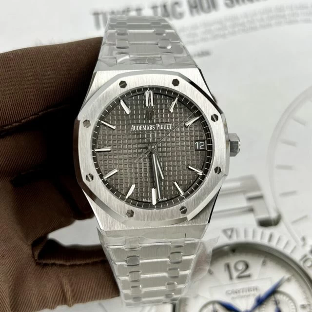 Cơn Địa Chấn Audemars Piguet Royal Oak và Đồng Hồ Replica 11 (2)