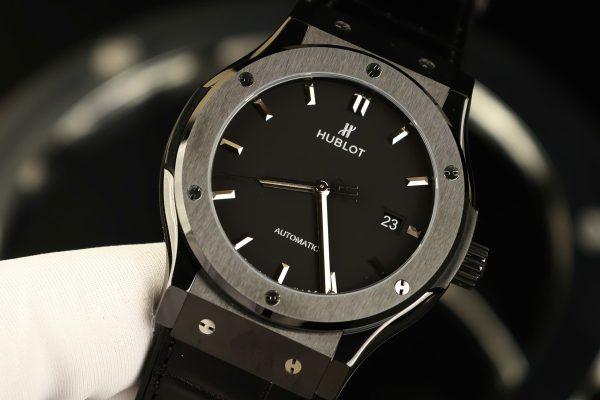 Đồng hồ Hublot Classic Fusion Ceramic chế tác gốm đen máy SW300 42mm (1)