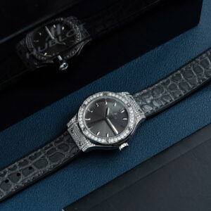 Đồng hồ Hublot Classic Fusion Replica 11 mặt xám vỏ đính full kim cương moissanite 33mm (2)