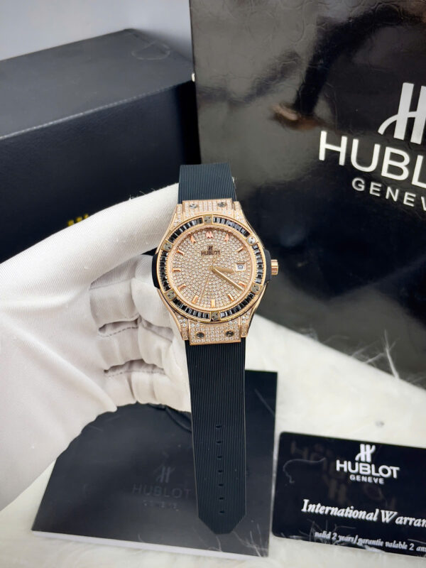 Đồng hồ Hublot Classic Fusion nữ dây cao su đen đính full đá fake cao cấp 34mm (1)