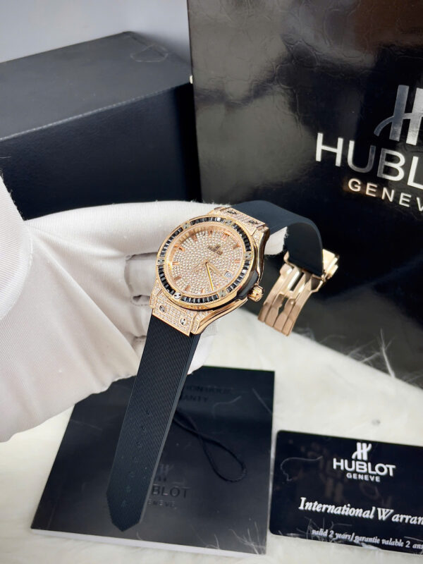 Đồng hồ Hublot Classic Fusion nữ dây cao su đen đính full đá fake cao cấp 34mm (1)