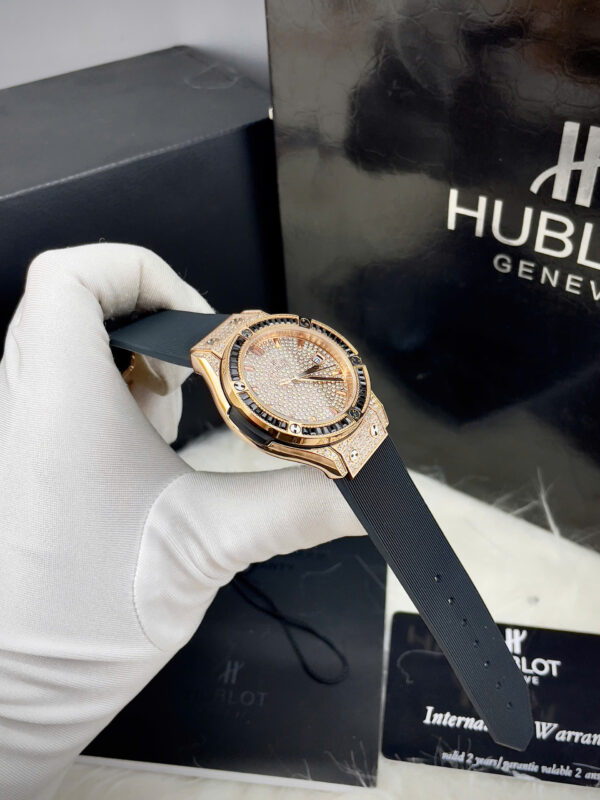 Đồng hồ Hublot Classic Fusion nữ dây cao su đen đính full đá fake cao cấp 34mm (1)