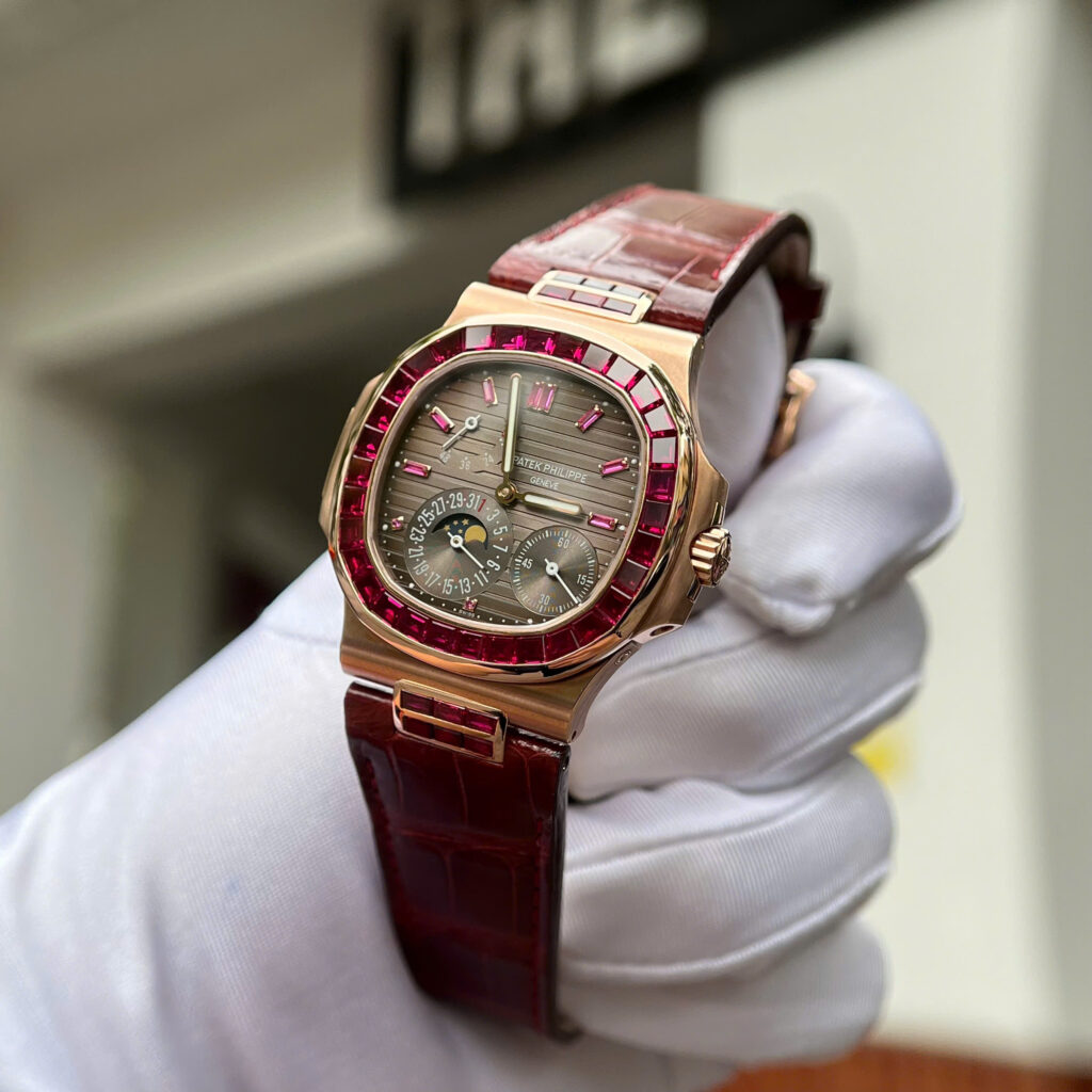 Đồng hồ Patek Philippe Nautilus 5724 chế tác bọc vàng thật + đính ruby đỏ 40mm (2)