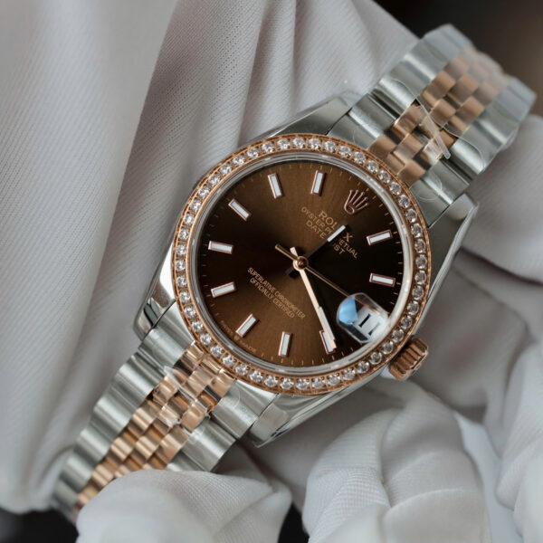 Đồng hồ Rolex DateJust nữ Fake 11 mặt nâu cọc số dạ quang viền đính đá 31mm (2)