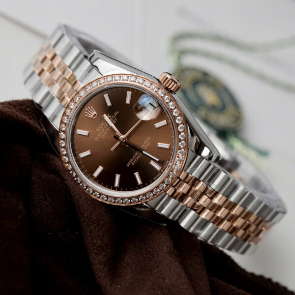 Đồng hồ Rolex DateJust nữ Fake 11 mặt nâu cọc số dạ quang viền đính đá 31mm (2)