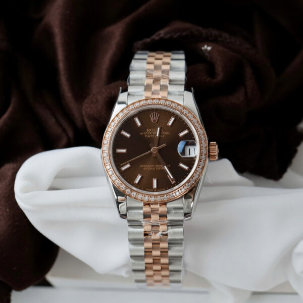 Đồng hồ Rolex DateJust nữ Fake 11 mặt nâu cọc số dạ quang viền đính đá 31mm (2)