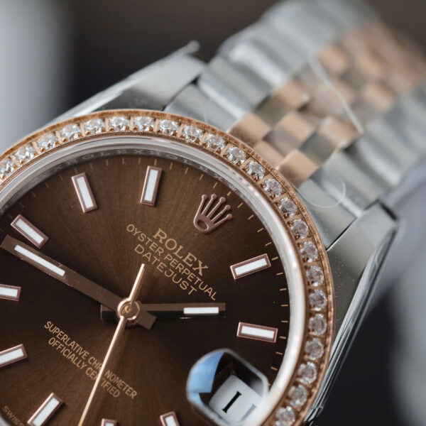 Đồng hồ Rolex DateJust nữ Fake 11 mặt nâu cọc số dạ quang viền đính đá 31mm (2)