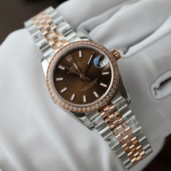 Đồng hồ Rolex DateJust nữ Fake 11 mặt nâu cọc số dạ quang viền đính đá 31mm (2)