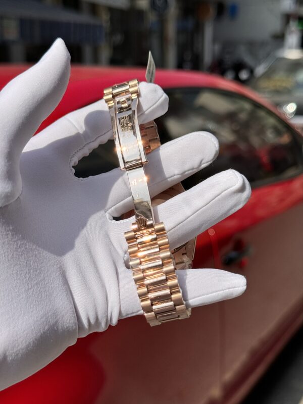 Đồng hồ Rolex Day-Date Replica 11 kim cương moissanite + bọc vàng hồng 18K xưởng GM 40mm (2)