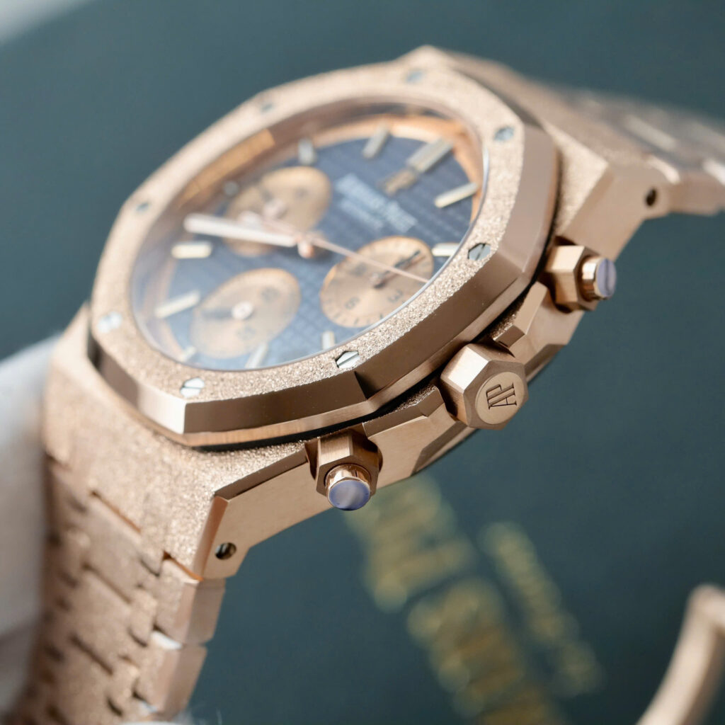 Đồng hồ Audemars Piguet Fake 11 Royal Oak Chronograph Frosted Gold 26240 mặt xanh blue xưởng APS 41mm (2)