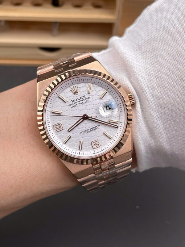 Đồng hồ Rolex Rep 11 Land-Dweller 127235 màu vàng hồng mặt trắng hoạ tiết tổ ong 40mm (9)