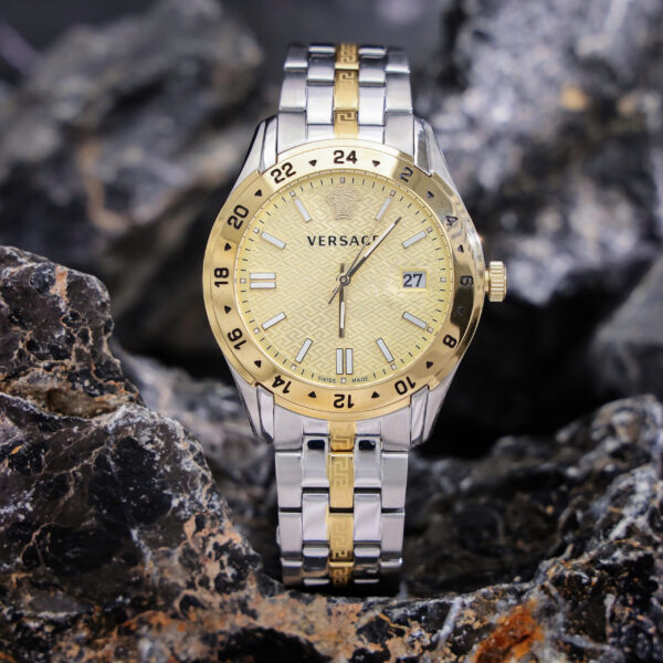 Đồng hồ Versace Greca Time GMT demi vàng cọc số dạ quang 41mm