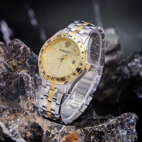 Đồng hồ Versace Greca Time GMT demi vàng cọc số dạ quang 41mm