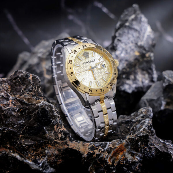 Đồng hồ Versace Greca Time GMT demi vàng cọc số dạ quang 41mm