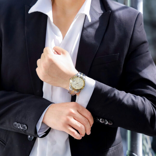 Đồng hồ Versace Greca Time GMT demi vàng cọc số dạ quang 41mm