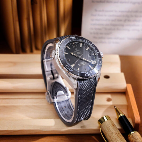 Đồng hồ Omega Seamaster Planet Ocean 600M cọc dạ quang dây dù đen fake 11 42mm