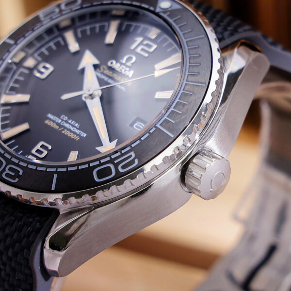 Đồng hồ Omega Seamaster Planet Ocean 600M cọc dạ quang dây dù đen fake 11 42mm