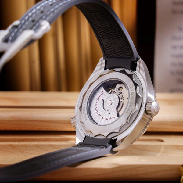 Đồng hồ Omega Seamaster Planet Ocean 600M cọc dạ quang dây dù đen fake 11 42mm