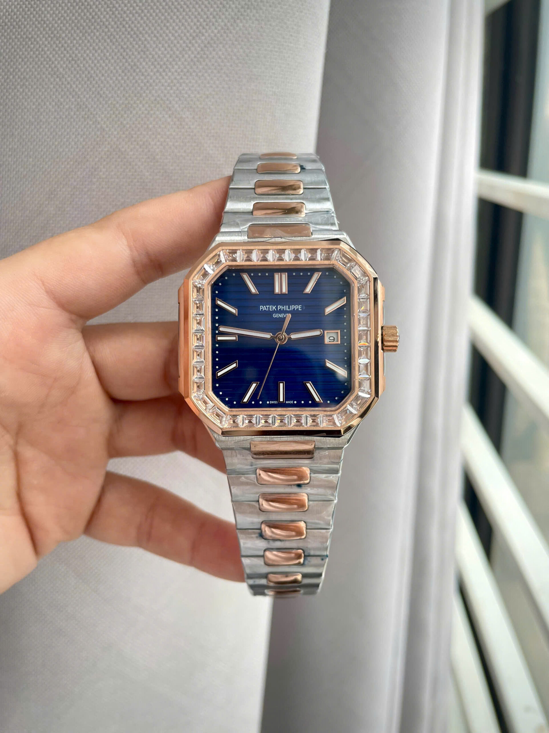 Đồng hồ Patek philippe 5821 nam demi mặt xanh đính đá baguette fake cao cấp 45mm (2) Đồng hồ Patek philippe 5821 nam demi mặt xanh đính đá baguette fake cao cấp 45mm