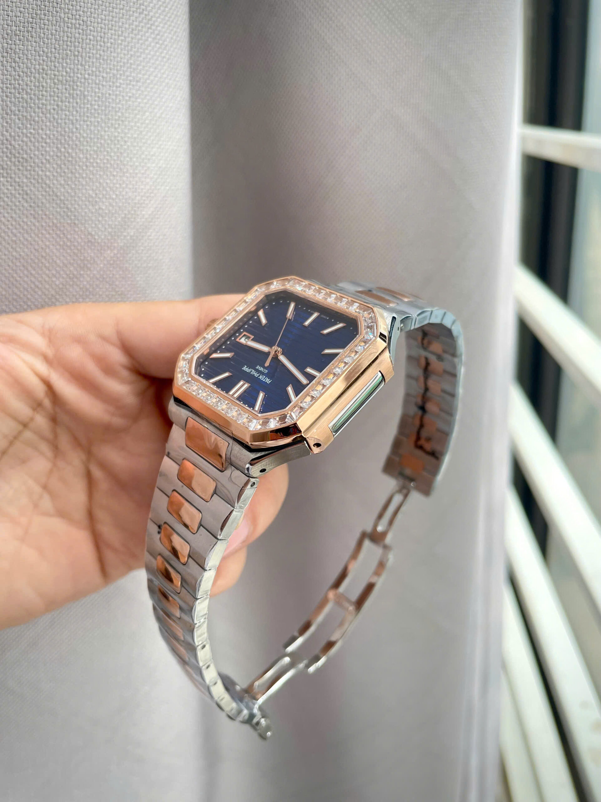 Đồng hồ Patek philippe 5821 nam demi mặt xanh đính đá baguette fake cao cấp 45mm (3) Đồng hồ Patek philippe 5821 nam demi mặt xanh đính đá baguette fake cao cấp 45mm