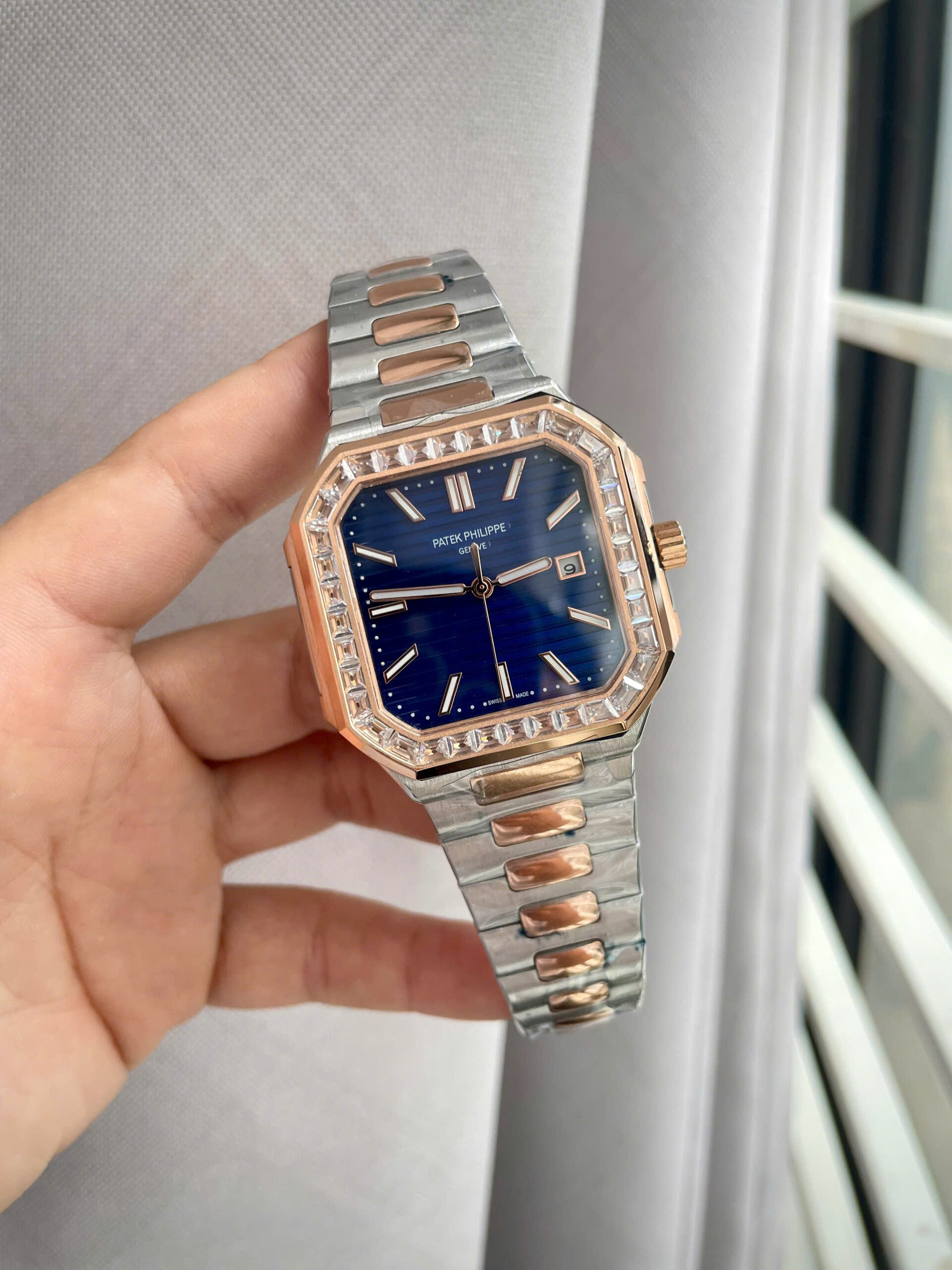 Đồng hồ Patek philippe 5821 nam demi mặt xanh đính đá baguette fake cao cấp 45mm (5) Đồng hồ Patek philippe 5821 nam demi mặt xanh đính đá baguette fake cao cấp 45mm
