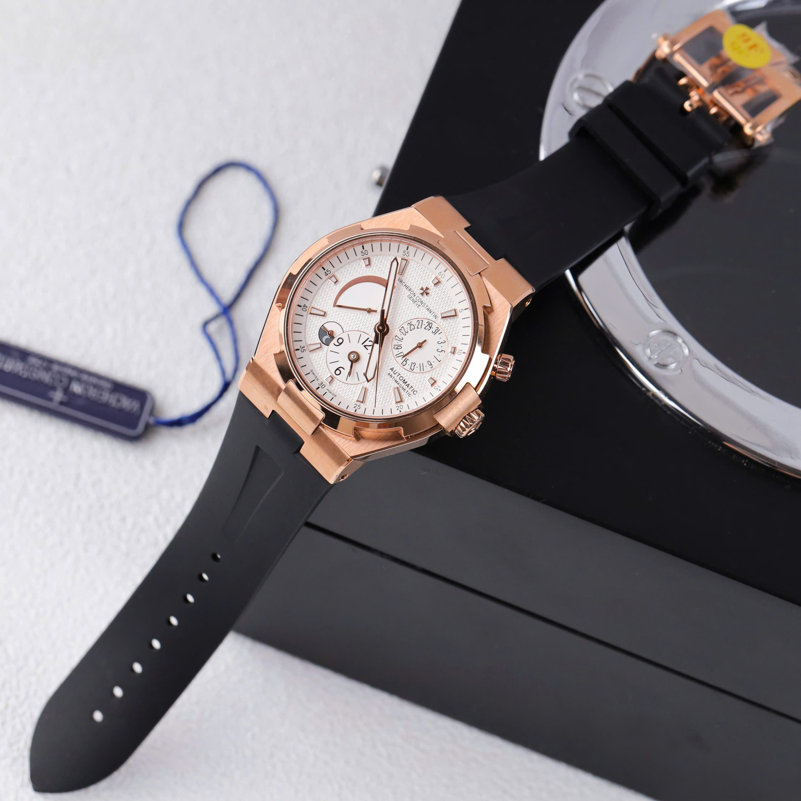Đồng hồ Vacheron Constantin Overseas Dual Time 47450 Replica 11 nam mặt trắng dây cao su 42mm (1) Đồng hồ Vacheron Constantin Overseas Dual Time 47450 Replica 11 nam mặt trắng dây cao su 42mm (2)