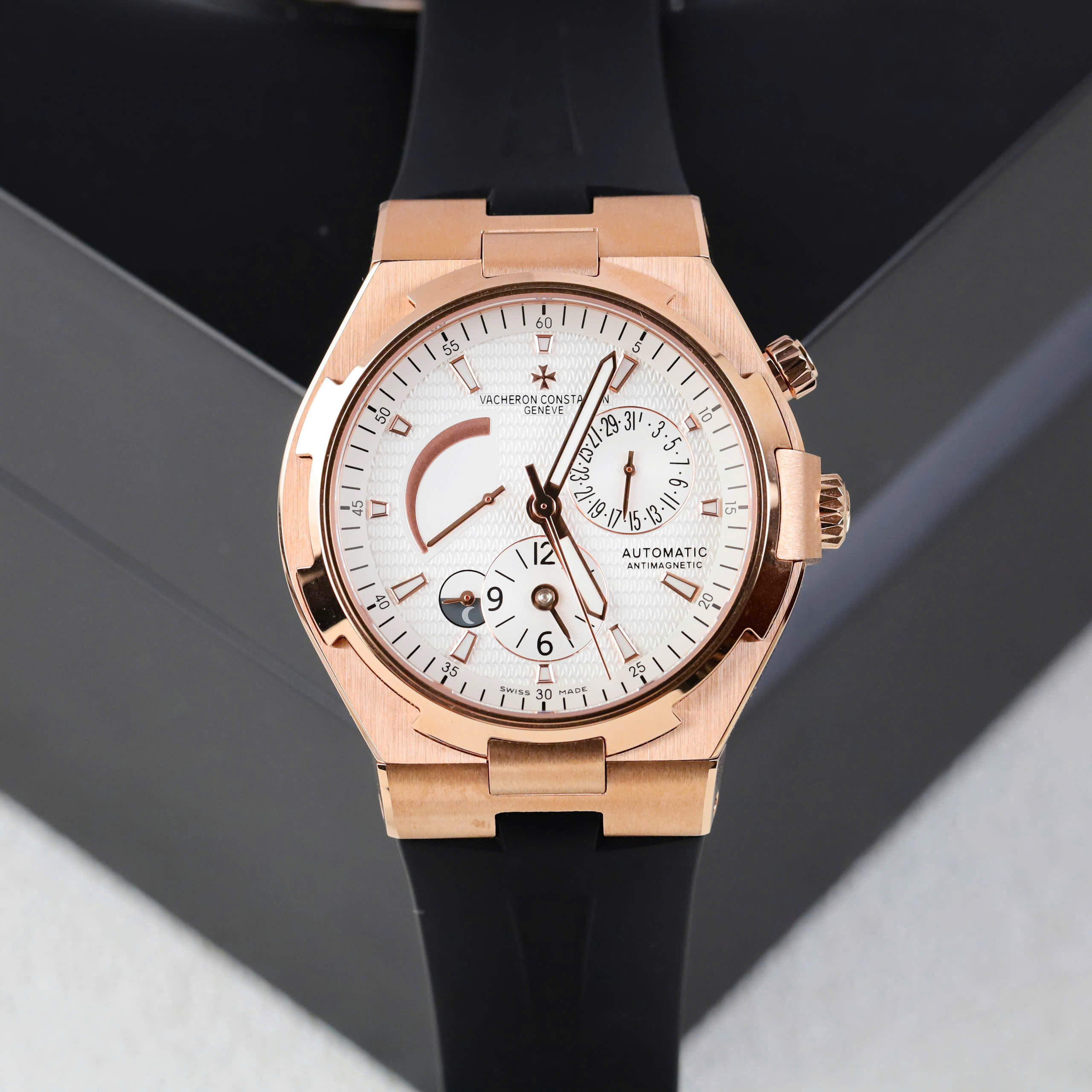 Đồng hồ Vacheron Constantin Overseas Dual Time 47450 Replica 11 nam mặt trắng dây cao su 42mm (10) Đồng hồ Vacheron Constantin Overseas Dual Time 47450 Replica 11 nam mặt trắng dây cao su 42mm (2)