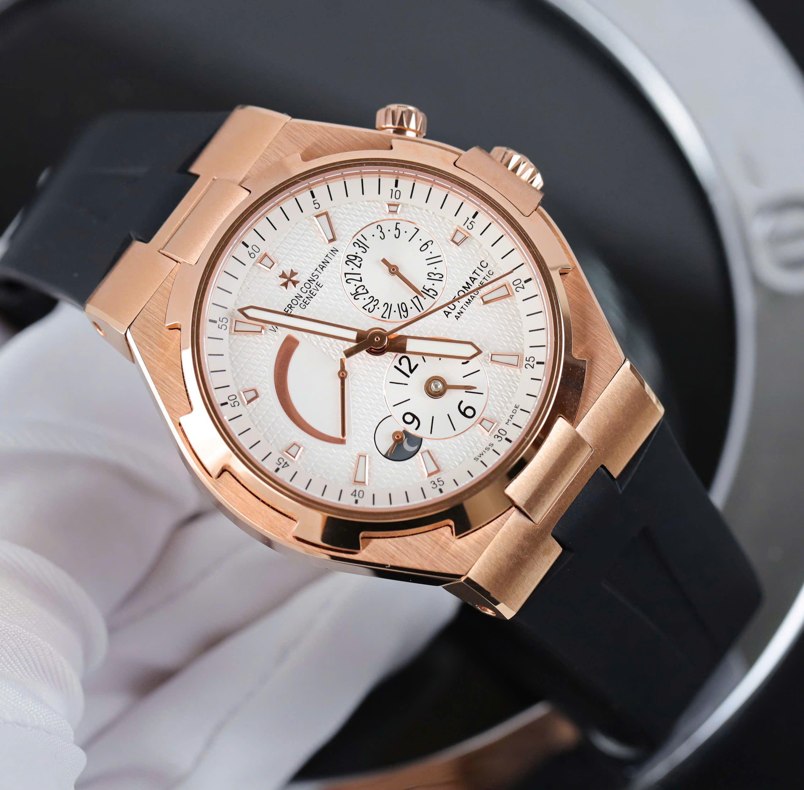 Đồng hồ Vacheron Constantin Overseas Dual Time 47450 Replica 11 nam mặt trắng dây cao su 42mm (9) Đồng hồ Vacheron Constantin Overseas Dual Time 47450 Replica 11 nam mặt trắng dây cao su 42mm (2)