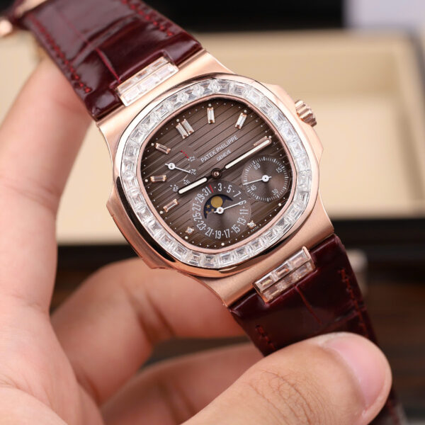 Đồng hồ nam Rep 11 Patek Philippe Nautilus 5724R bọc vàng thật + đính kim cương moissanite nhà máy GR 40mm (2)