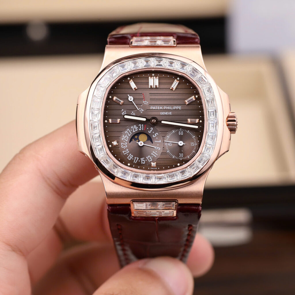 Đồng hồ nam Rep 11 Patek Philippe Nautilus 5724R bọc vàng thật + đính kim cương moissanite nhà máy GR 40mm (2)