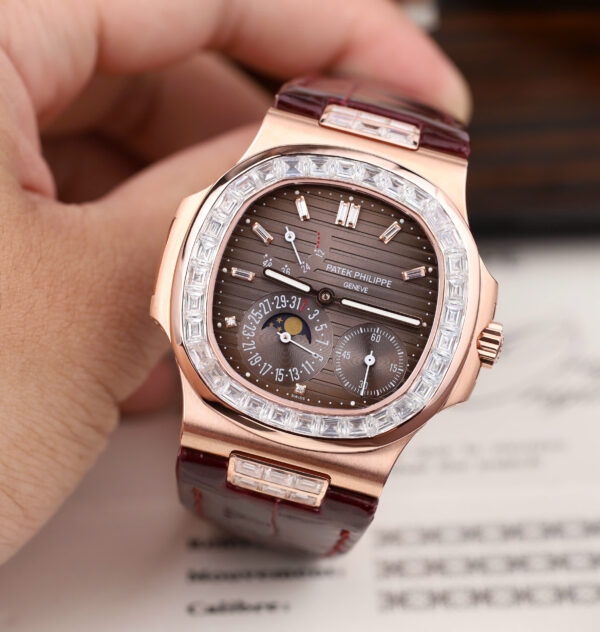 Đồng hồ nam Rep 11 Patek Philippe Nautilus 5724R bọc vàng thật + đính kim cương moissanite nhà máy GR 40mm (2)