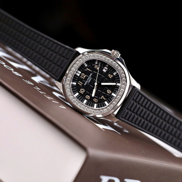 Đồng hồ nữ Patek Philippe Aquanaut 5067 Replica 11 màu đen viền đính kim cương moissanite 35 (2)