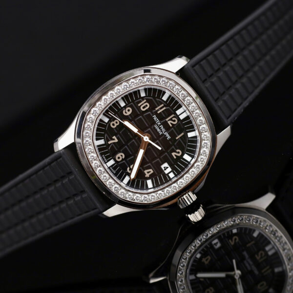 Đồng hồ nữ Patek Philippe Aquanaut 5067 Replica 11 màu đen viền đính kim cương moissanite 35 (2)