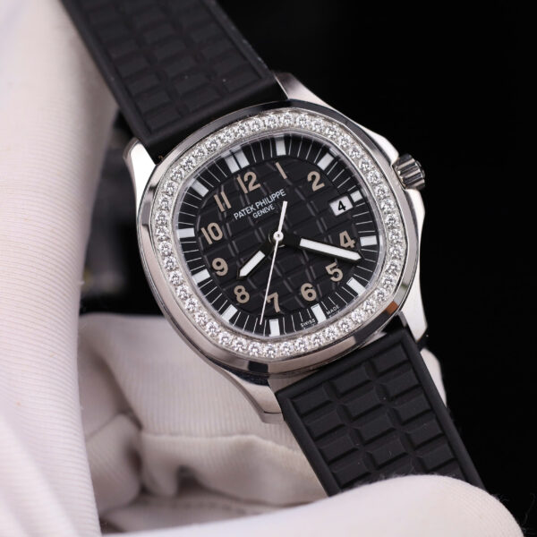 Đồng hồ nữ Patek Philippe Aquanaut 5067 Replica 11 màu đen viền đính kim cương moissanite 35 (2)