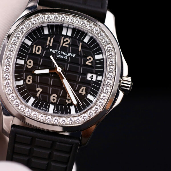 Đồng hồ nữ Patek Philippe Aquanaut 5067 Replica 11 màu đen viền đính kim cương moissanite 35 (2)
