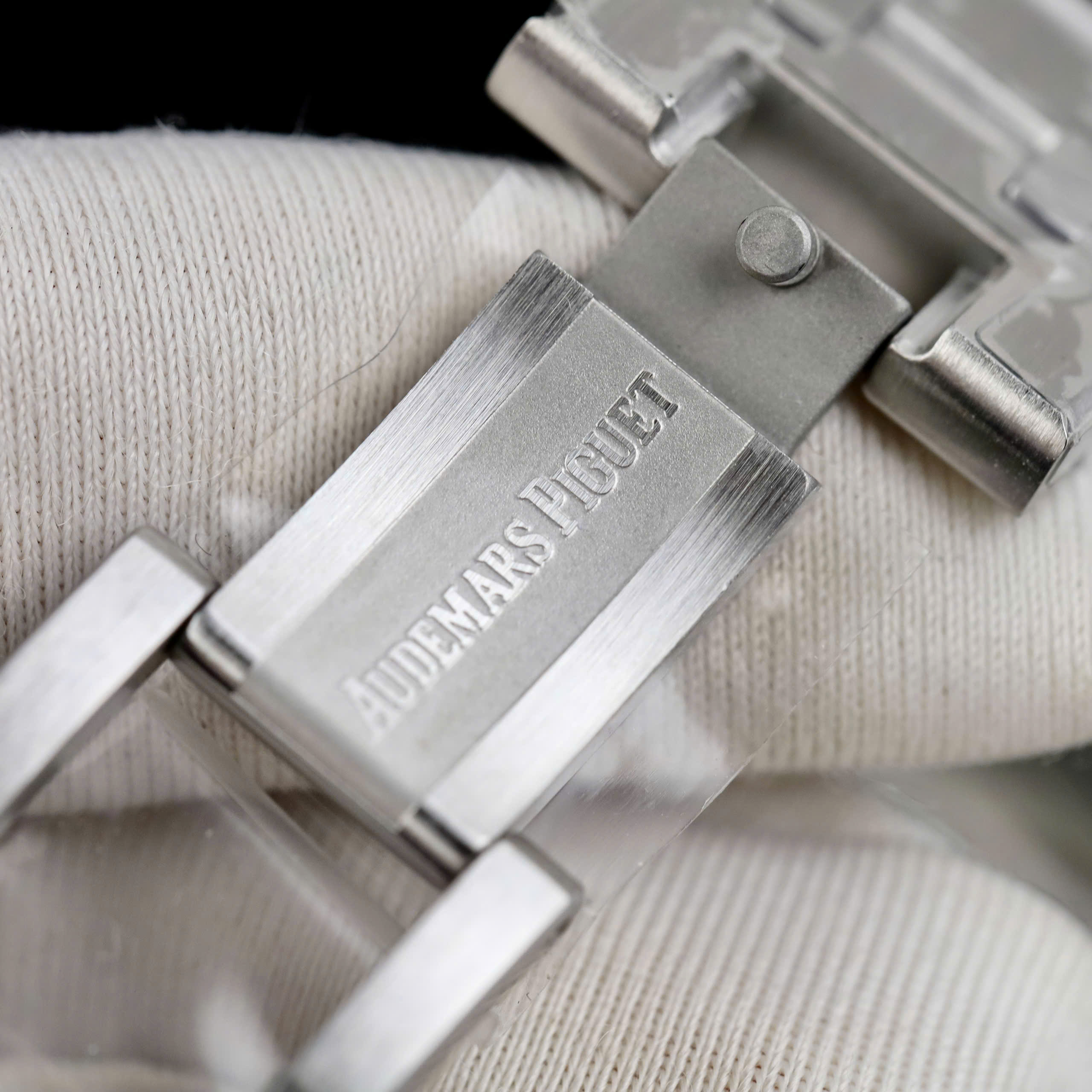 Đồng hồ Audemars Piguet Royal Oak Selfwinding Flying Tourbillon 26730ST Rep 11 mặt số màu đỏ tía bộ máy Tourbillon 41mm (3) Đồng hồ Audemars Piguet Royal Oak Selfwinding Flying Tourbillon 26730ST Rep 11 mặt số màu đỏ tía bộ máy Tourbillon 41mm (2)