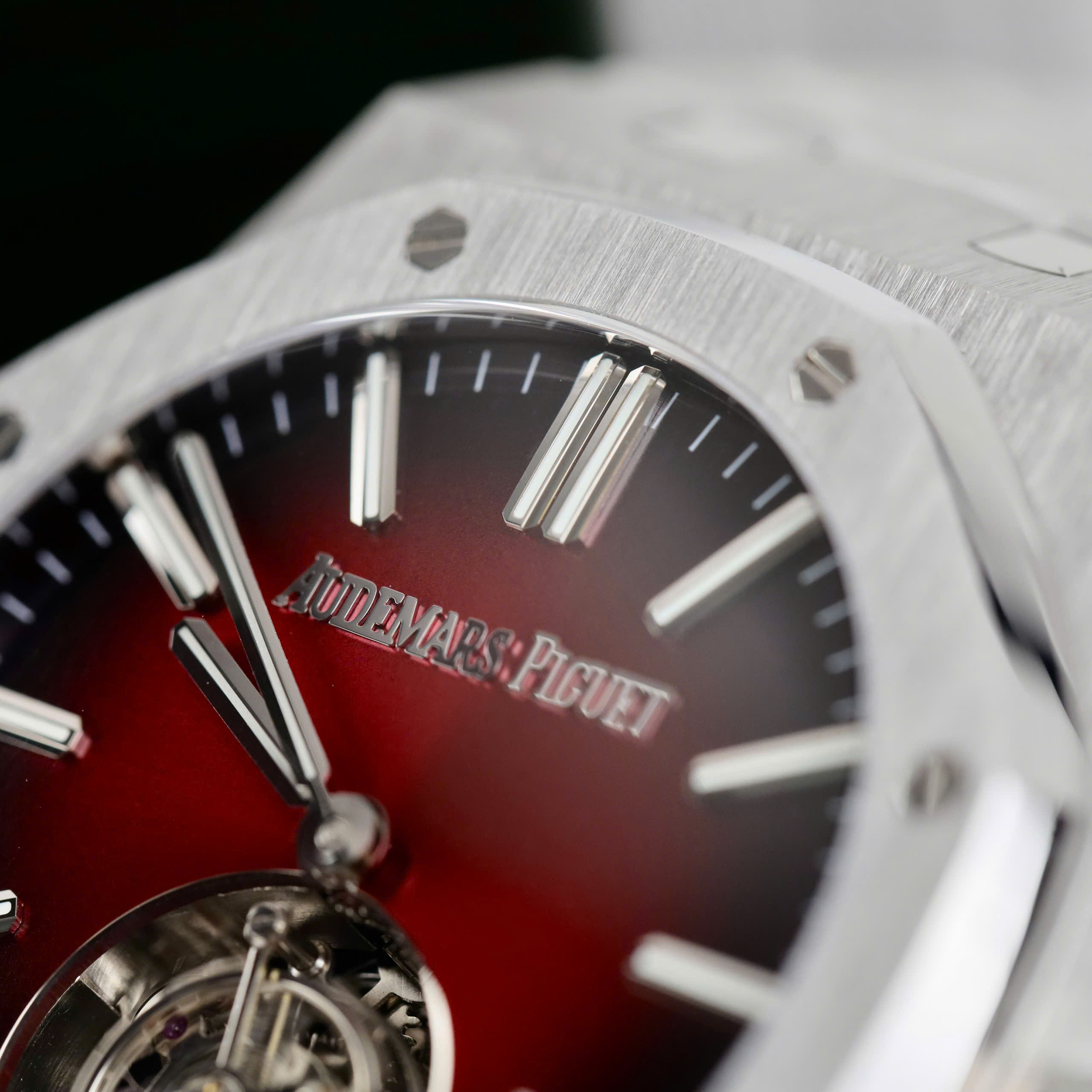 Đồng hồ Audemars Piguet Royal Oak Selfwinding Flying Tourbillon 26730ST Rep 11 mặt số màu đỏ tía bộ máy Tourbillon 41mm (7) Đồng hồ Audemars Piguet Royal Oak Selfwinding Flying Tourbillon 26730ST Rep 11 mặt số màu đỏ tía bộ máy Tourbillon 41mm (2)