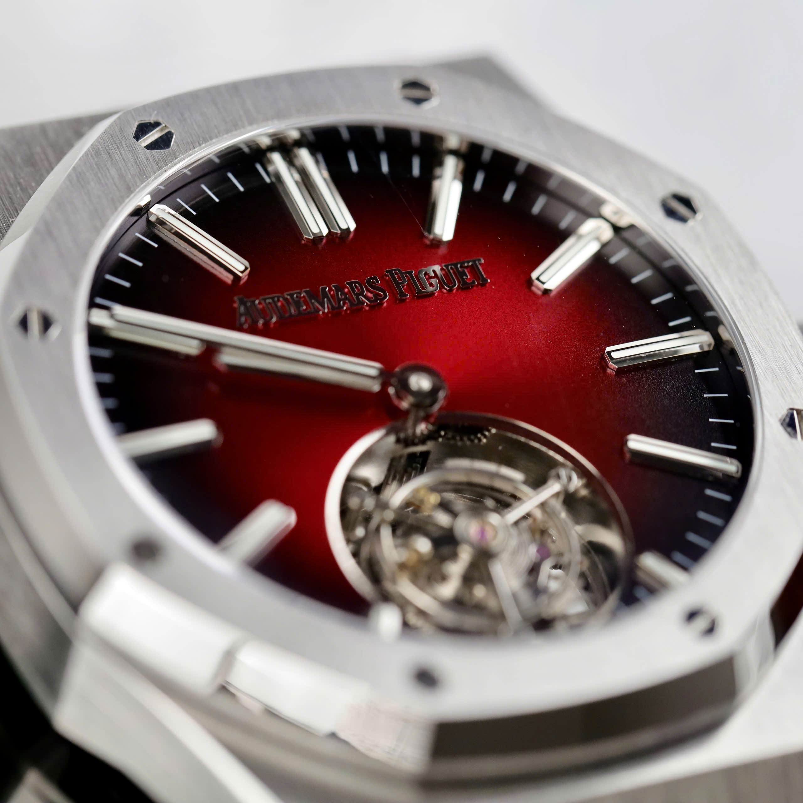 Đồng hồ Audemars Piguet Royal Oak Selfwinding Flying Tourbillon 26730ST Rep 11 mặt số màu đỏ tía bộ máy Tourbillon 41mm (8) Đồng hồ Audemars Piguet Royal Oak Selfwinding Flying Tourbillon 26730ST Rep 11 mặt số màu đỏ tía bộ máy Tourbillon 41mm (2)