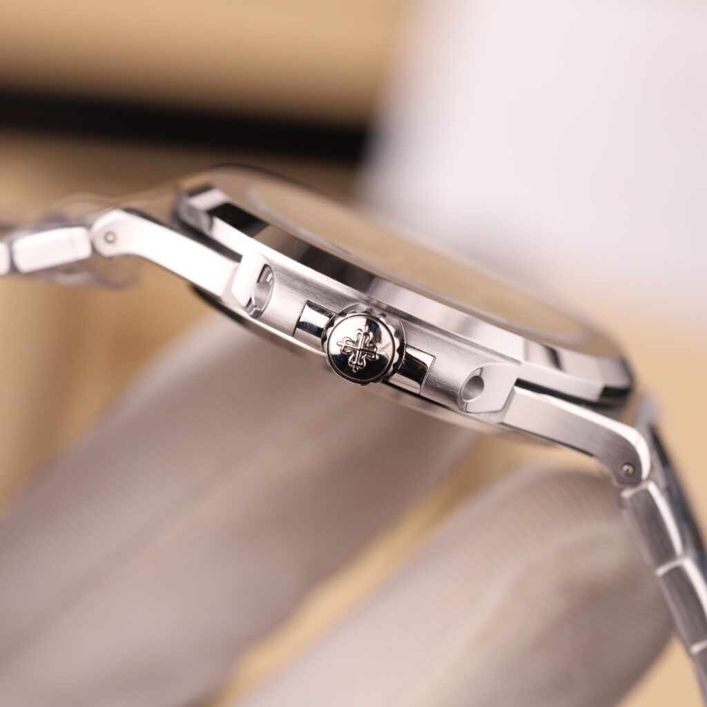 Đồng hồ Patek Philippe Aquanaut 5811 chế tác màu xanh blue tinh chỉnh full chi tiết chuẩn Auth 41mm (2)