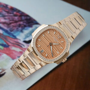 Đồng hồ nữ Patek Philippe Nautilus 7118 Replica 11 mạ vàng hồng viền đính đá nhà máy GR 35 (2)