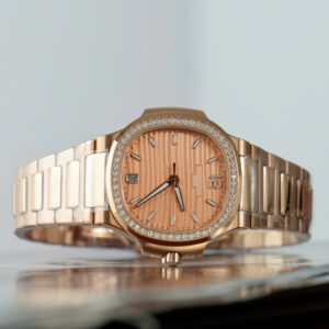 Đồng hồ nữ Patek Philippe Nautilus 7118 Replica 11 mạ vàng hồng viền đính đá nhà máy GR 35 (2)