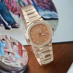 Đồng hồ nữ Patek Philippe Nautilus 7118 Replica 11 mạ vàng hồng viền đính đá nhà máy GR 35 (2)