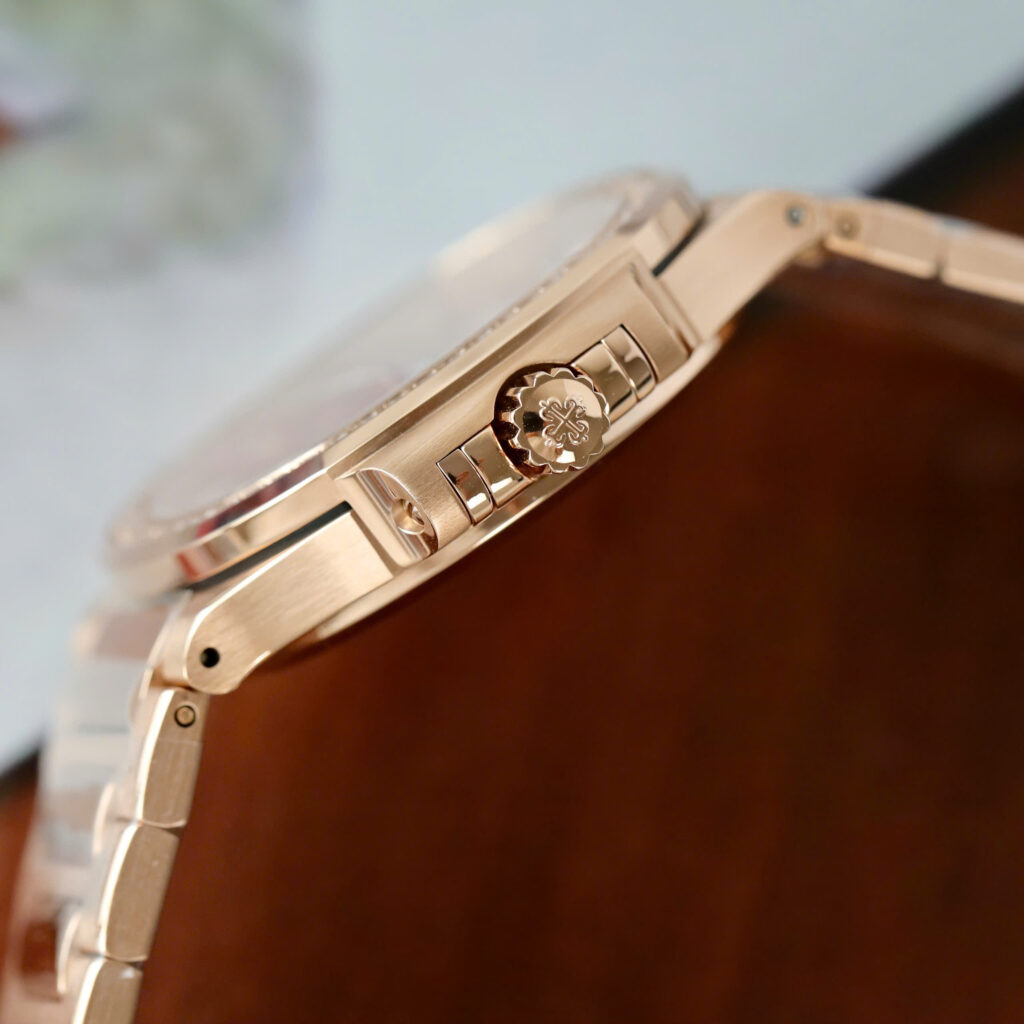 Đồng hồ nữ Patek Philippe Nautilus 7118 Replica 11 mạ vàng hồng viền đính đá nhà máy GR 35 (2)