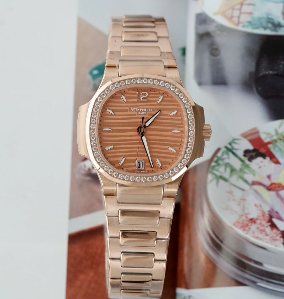 Đồng hồ nữ Patek Philippe Nautilus 7118 Replica 11 mạ vàng hồng viền đính đá nhà máy GR 35 (2)