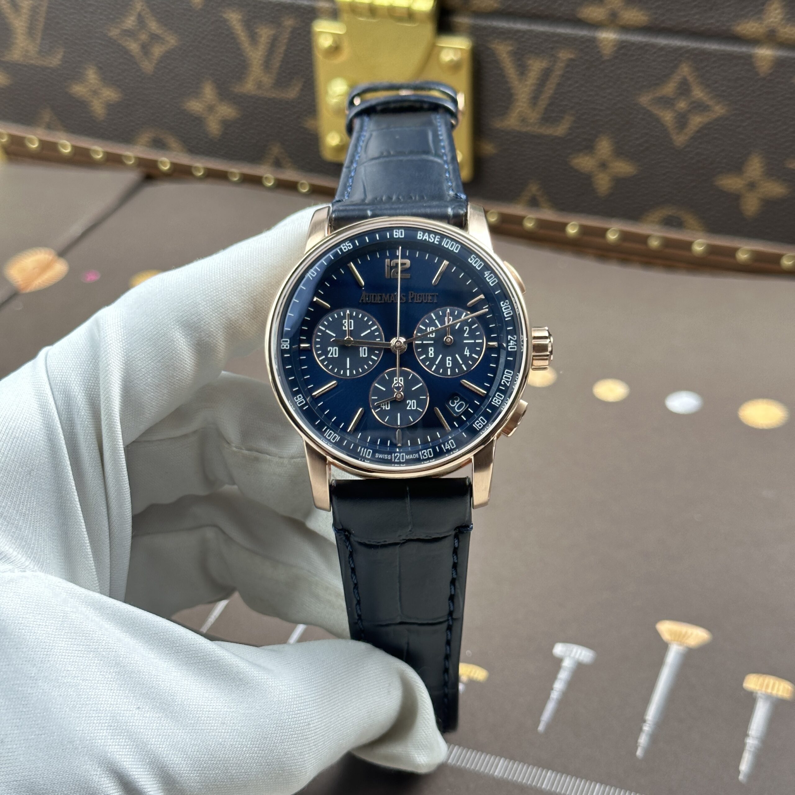 Đồng hồ Audemars Piguet Code 11.59 Rep 11 mặt số màu xanh dương dây da xưởng APS 41mm (1) Đồng hồ Audemars Piguet Code 11.59 Rep 11 mặt số màu xanh dương dây da xưởng APS 41mm (2)