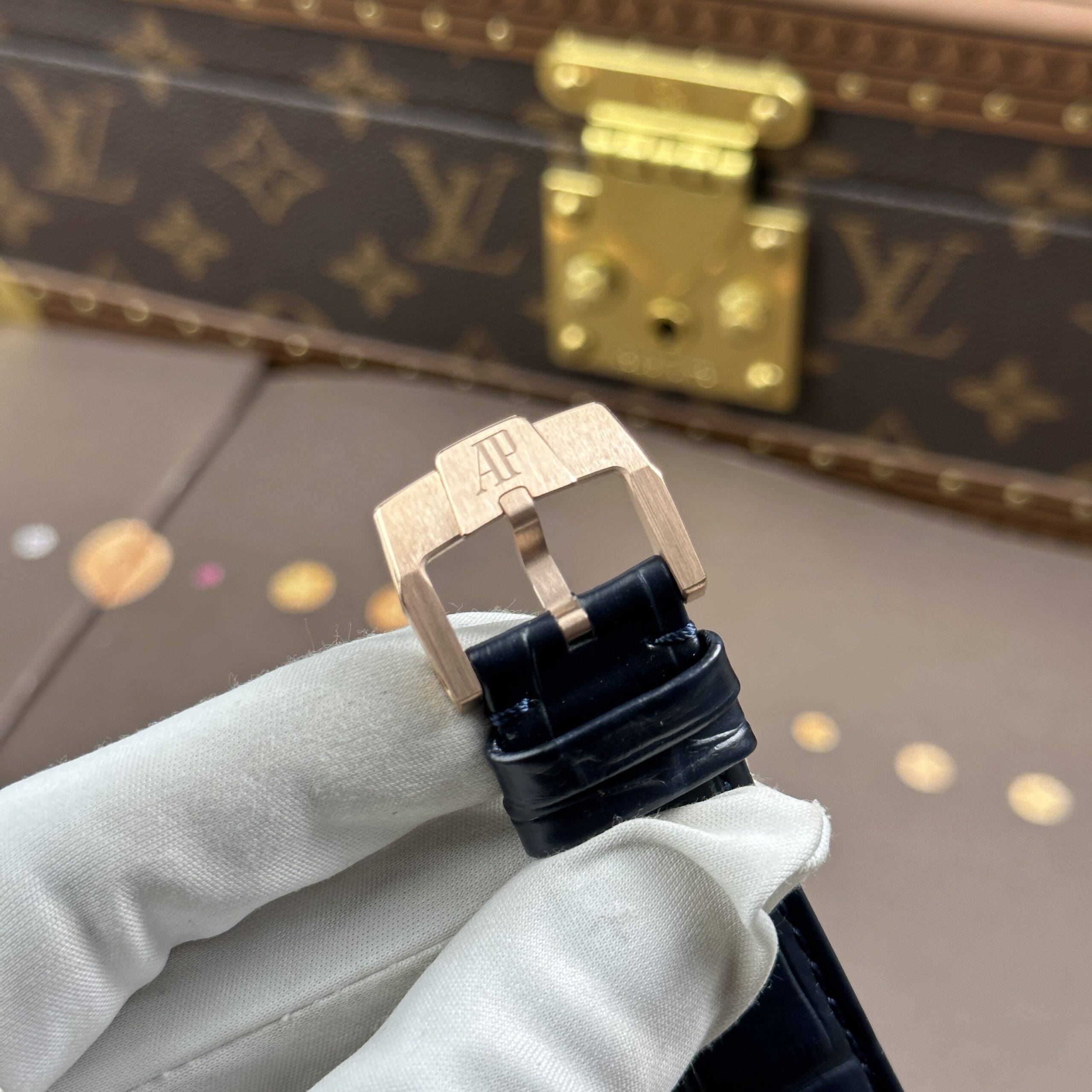 Đồng hồ Audemars Piguet Code 11.59 Rep 11 mặt số màu xanh dương dây da xưởng APS 41mm (3) Đồng hồ Audemars Piguet Code 11.59 Rep 11 mặt số màu xanh dương dây da xưởng APS 41mm (2)