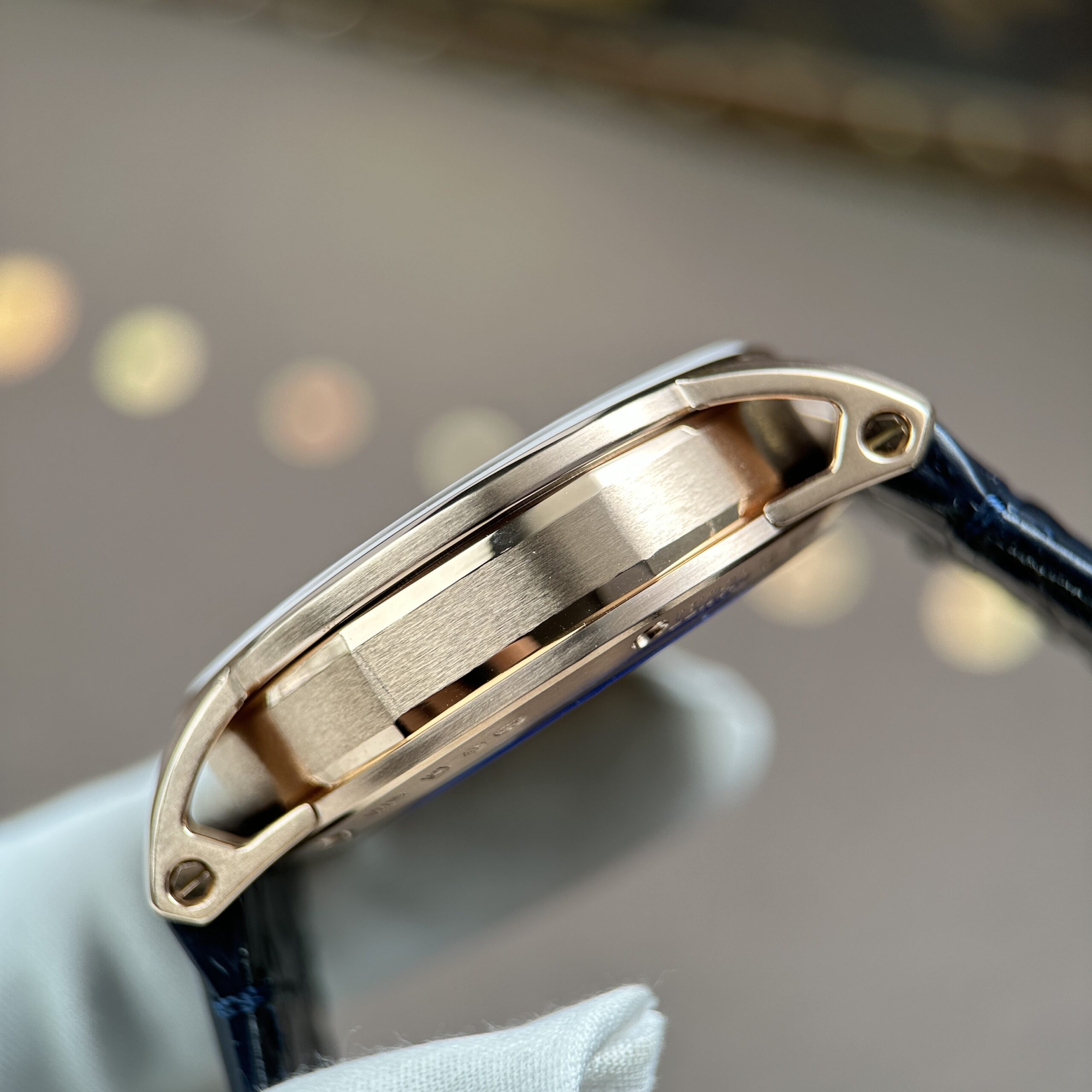 Đồng hồ Audemars Piguet Code 11.59 Rep 11 mặt số màu xanh dương dây da xưởng APS 41mm (4) Đồng hồ Audemars Piguet Code 11.59 Rep 11 mặt số màu xanh dương dây da xưởng APS 41mm (2)