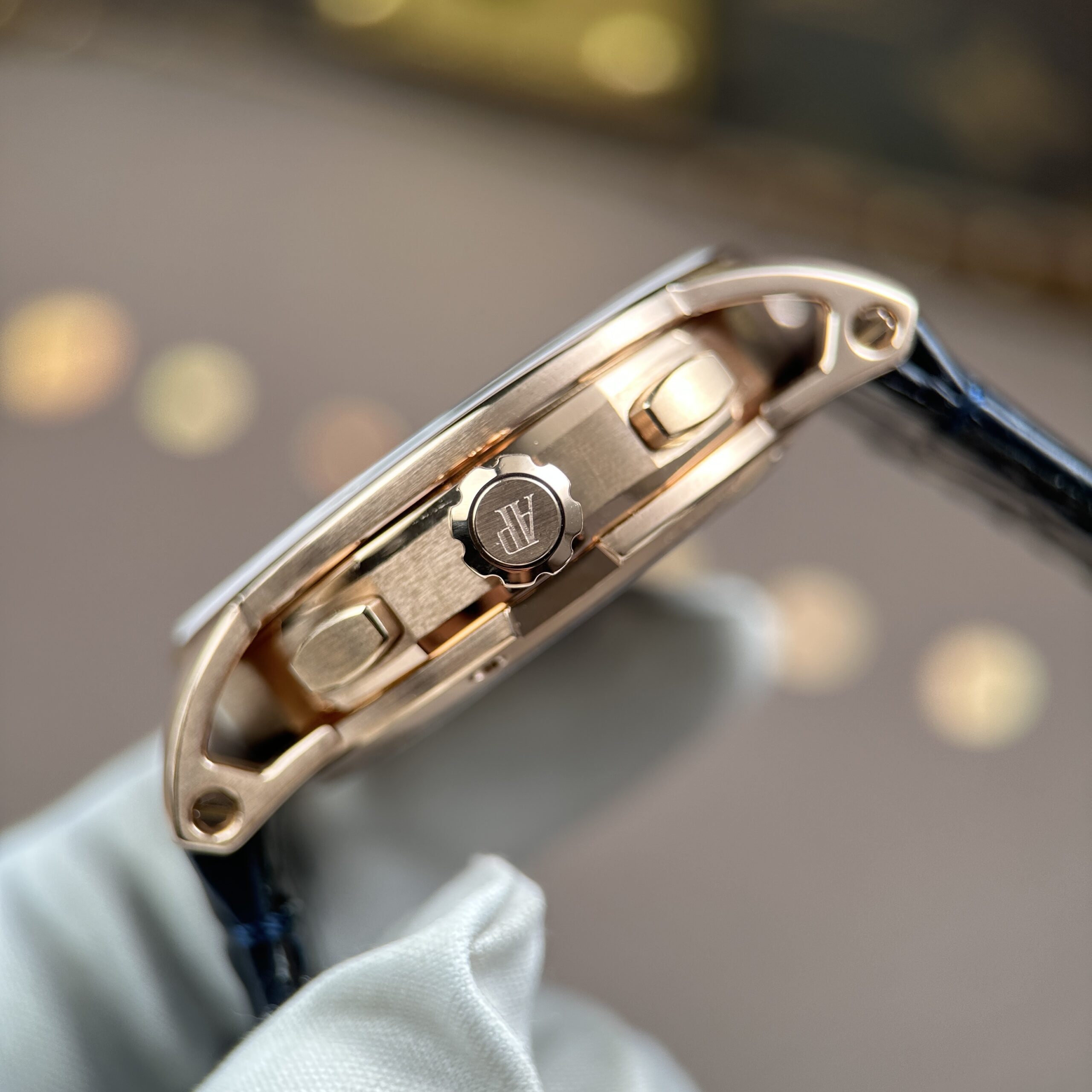 Đồng hồ Audemars Piguet Code 11.59 Rep 11 mặt số màu xanh dương dây da xưởng APS 41mm (5) Đồng hồ Audemars Piguet Code 11.59 Rep 11 mặt số màu xanh dương dây da xưởng APS 41mm (2)