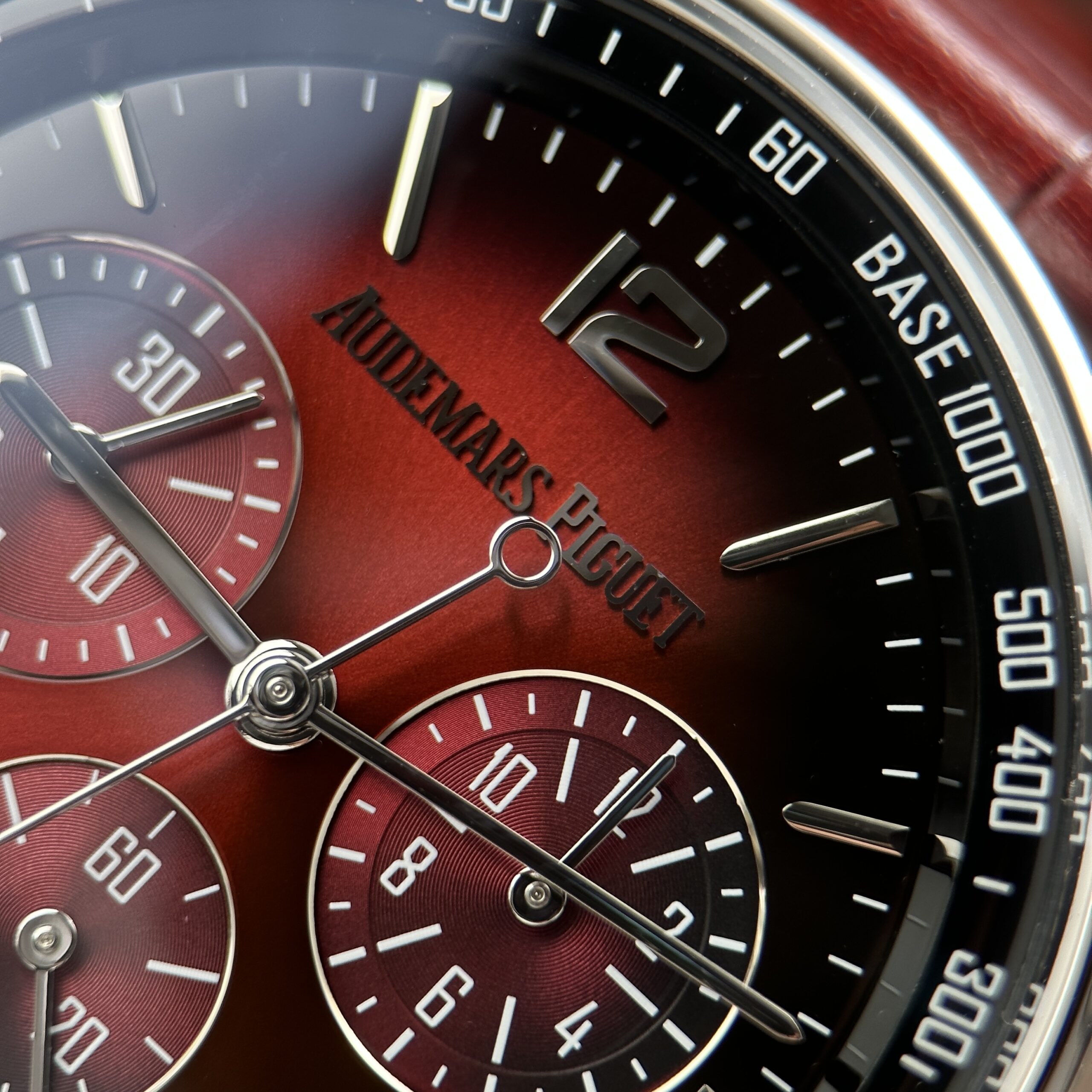 Đồng hồ Audemars Piguet Code 11.59 Rep cao cấp mặt số màu đỏ tía nhà máy APS 41mm (6) Đồng hồ Audemars Piguet Code 11.59 Rep cao cấp mặt số màu đỏ tía nhà máy APS 41mm (1)