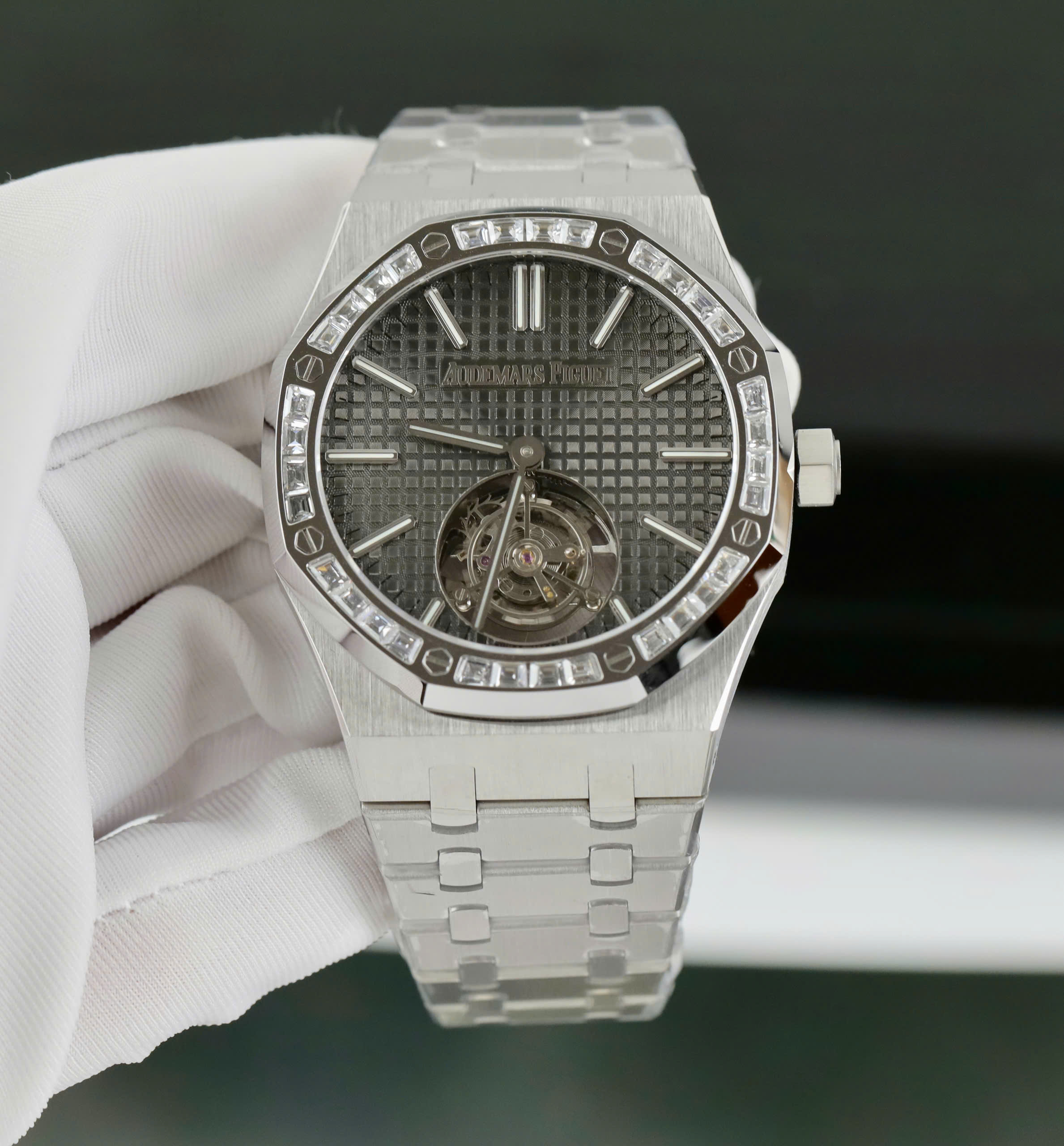 Đồng hồ Audemars Piguet Rep 11 Royal Oak Selfwinding Flying Tourbillon 26730BC mặt xám viền đính đá baguette 41mm (1) Đồng hồ Audemars Piguet Rep 11 Royal Oak Selfwinding Flying Tourbillon 26730BC mặt xám viền đính đá baguette 41mm (2)